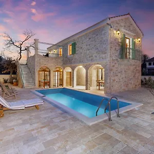 villa-perina-biograd-something-completely-different.hotelinzadar.com/